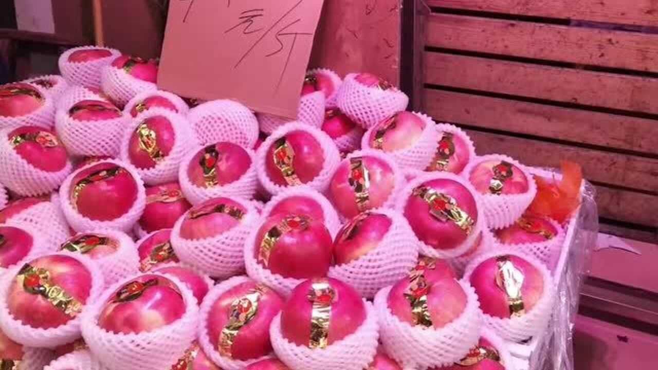 第一次见这么大的苹果700多克一个,真是巨无霸