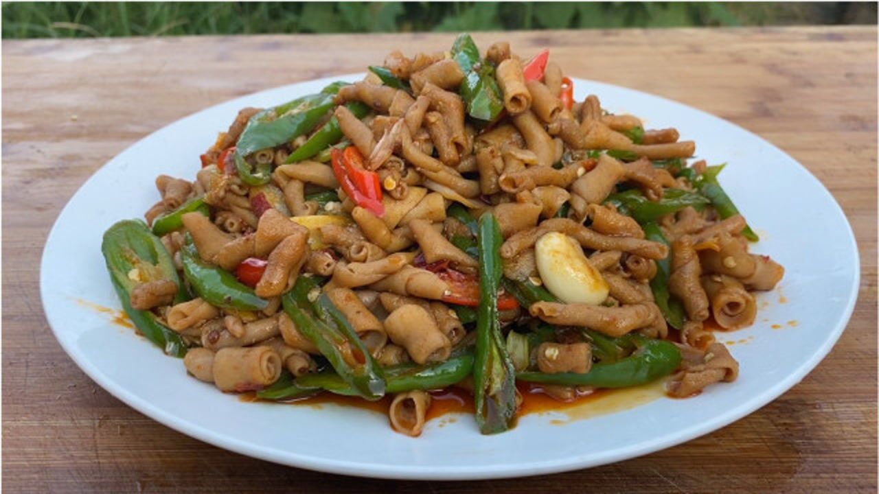 哥俩买了半斤鸡肠,配半斤辣椒,做一道"线椒炒鸡肠"香辣脆爽