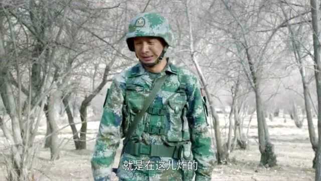 男兵踩中地雷,想起小时候爷爷教的办法,竟用步枪零件拆地雷