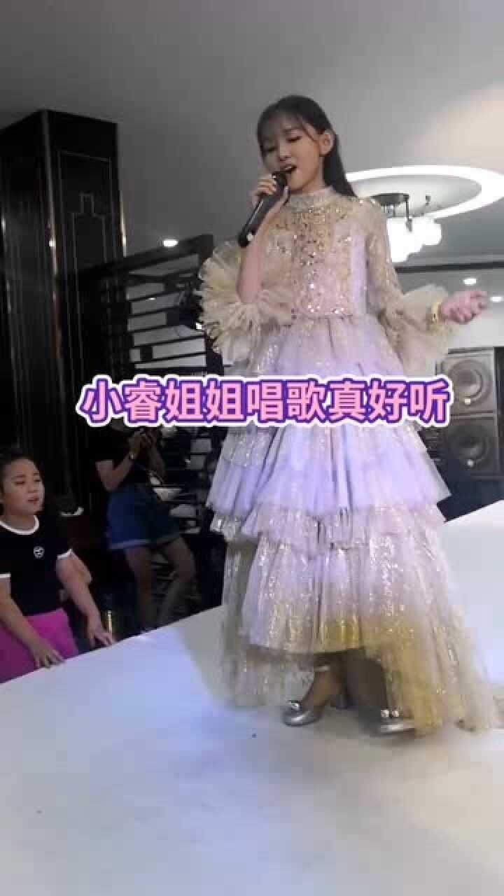 宋小睿穿抹胸礼服图片