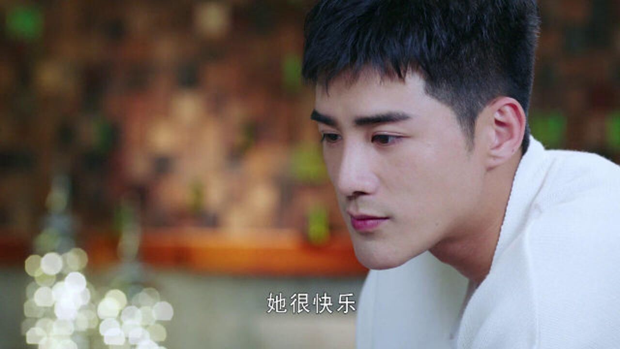 林墨白充完电出来,发现狗狗正在看电视剧