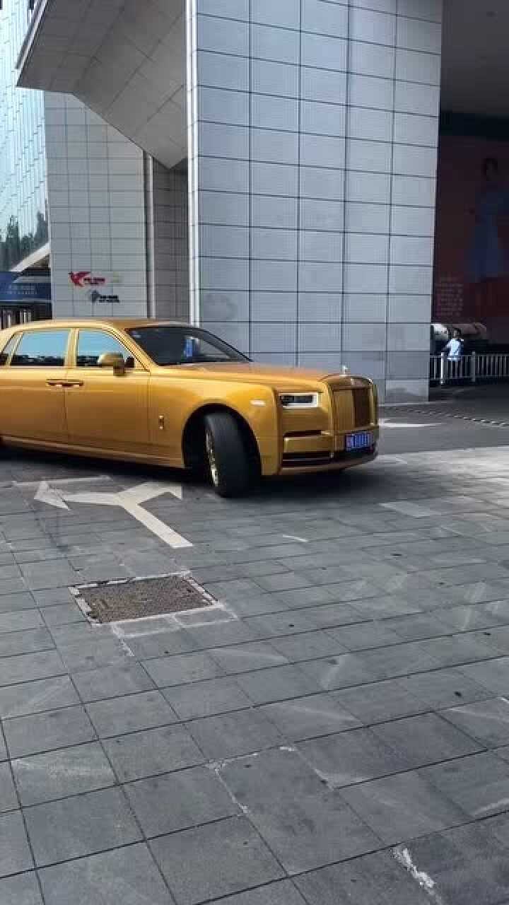 网红开着劳斯莱斯幻影来助阵衣哥开业典礼5连号车牌瞬间成为焦点