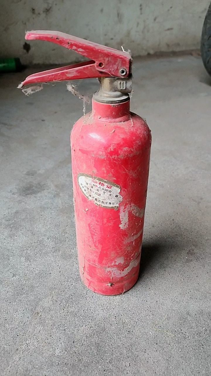 废旧灭火器瓶子千万别扔大有用处