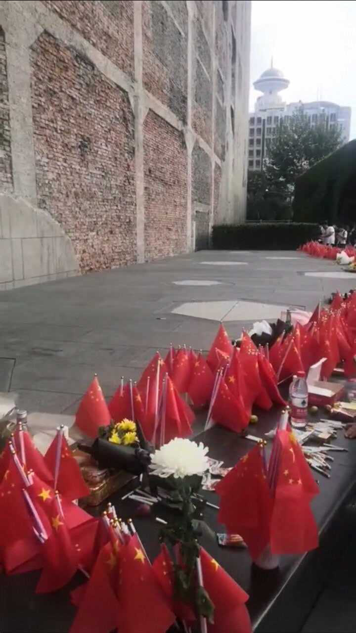 国庆第一天的上海四行仓库满满的国旗振奋人心