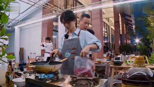 王俊凯做美味辣子鸡，当他放辣椒的那一刻，谁注意林大厨做了什么！