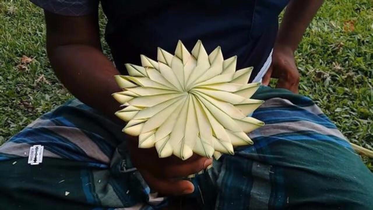 真漂亮大叔用棕树叶子编工艺品有这手艺不收个徒弟太可惜了