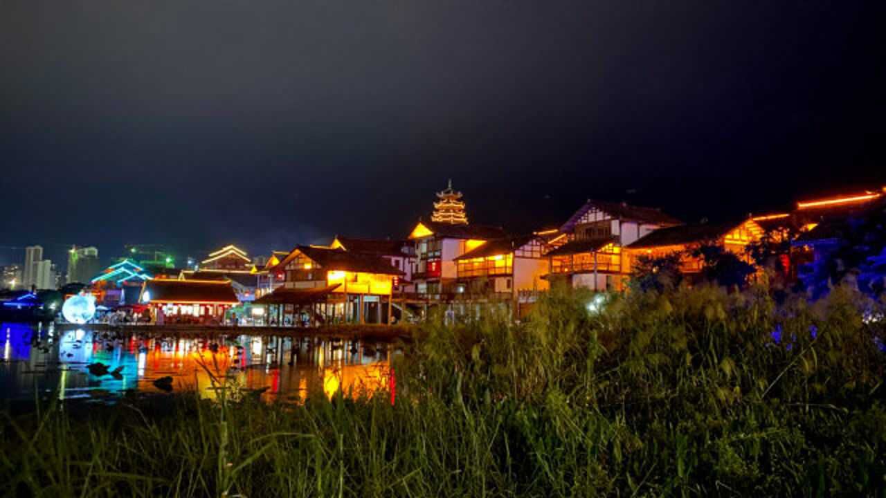 南宁相思小镇免费开放啦夜晚景色美轮美奂游客非常多