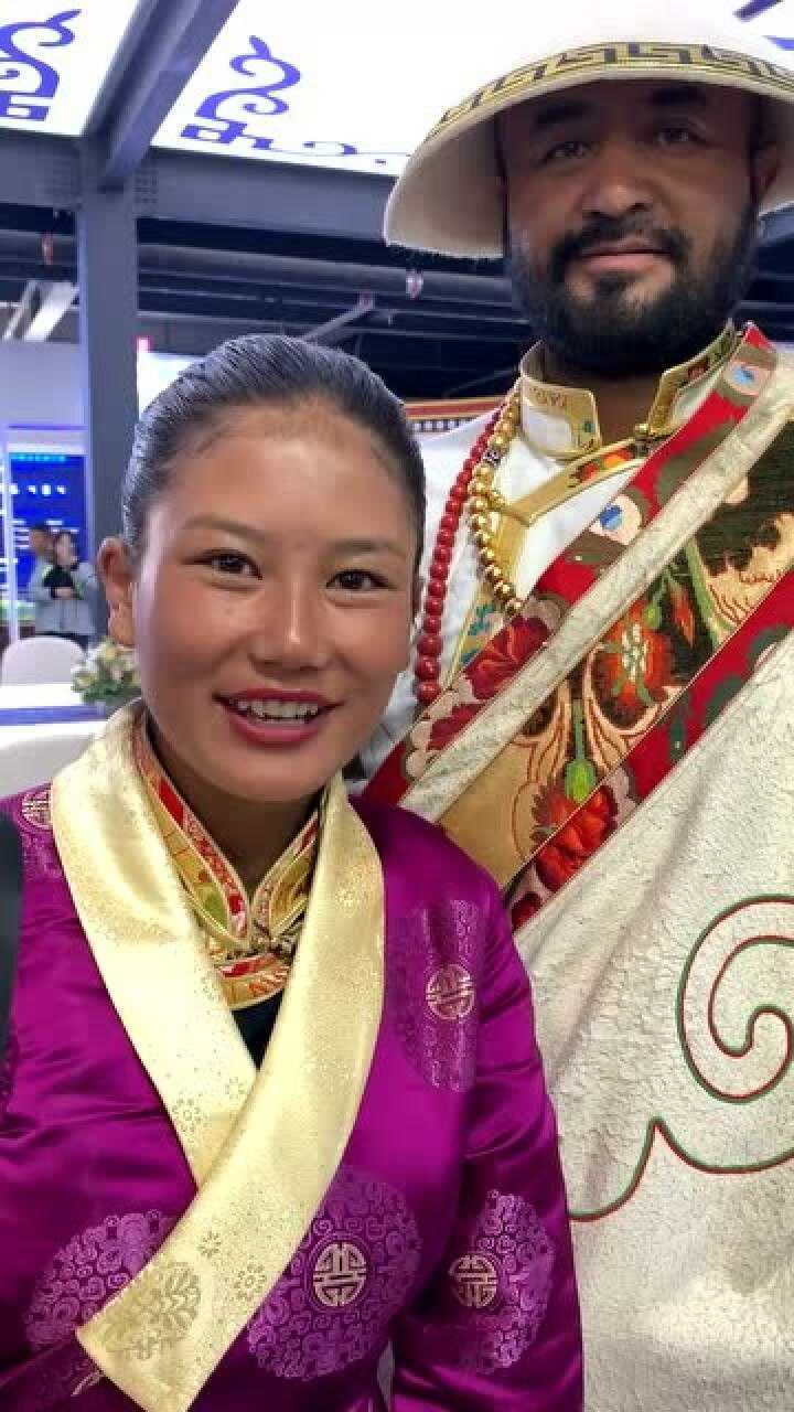 藏族姑娘,看到真正的藏巴汉子,赞美之余也不忘自夸!