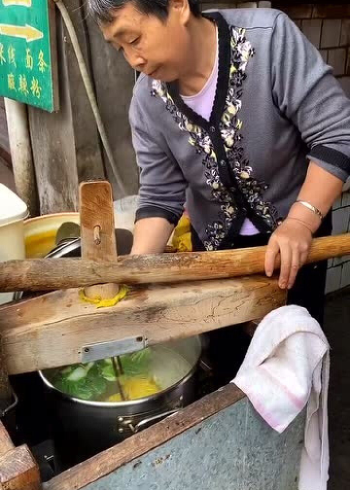 饸饹床子:制作饸饹面的好工具