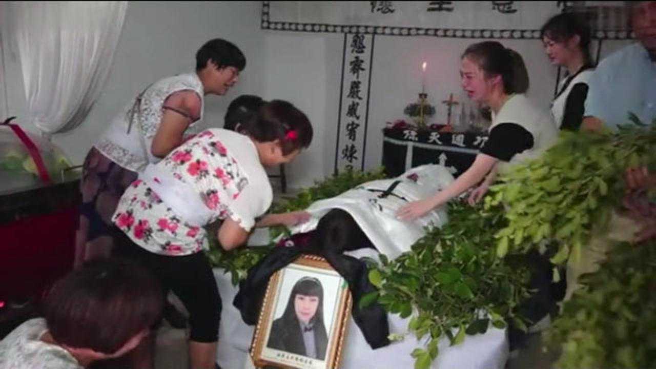 美女的葬礼现场的亲戚都哭了看看是什么原因去世的
