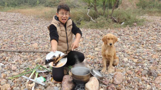 小伙在野外煮树皮吃,嚼着吃起来可香了,金毛却大喊吃了会中毒的