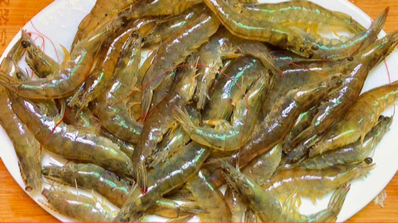 天热广东人喜欢这样烹饪虾,不泼油不蒸蒜蓉,鲜甜营养不油腻