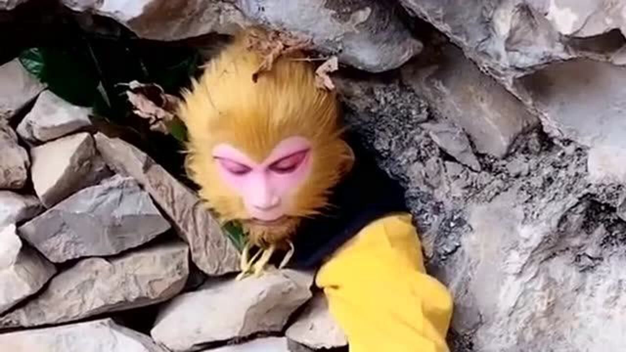 大哥模仿孙悟空被压在山下可怜兮兮的很丢人关键原因是没有唐僧拯救他