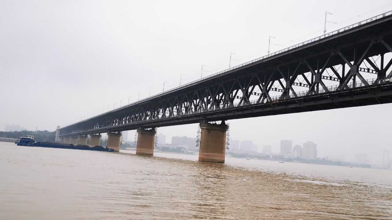 实拍武汉长江大桥我国第一座公铁两用的长江大桥太雄伟了