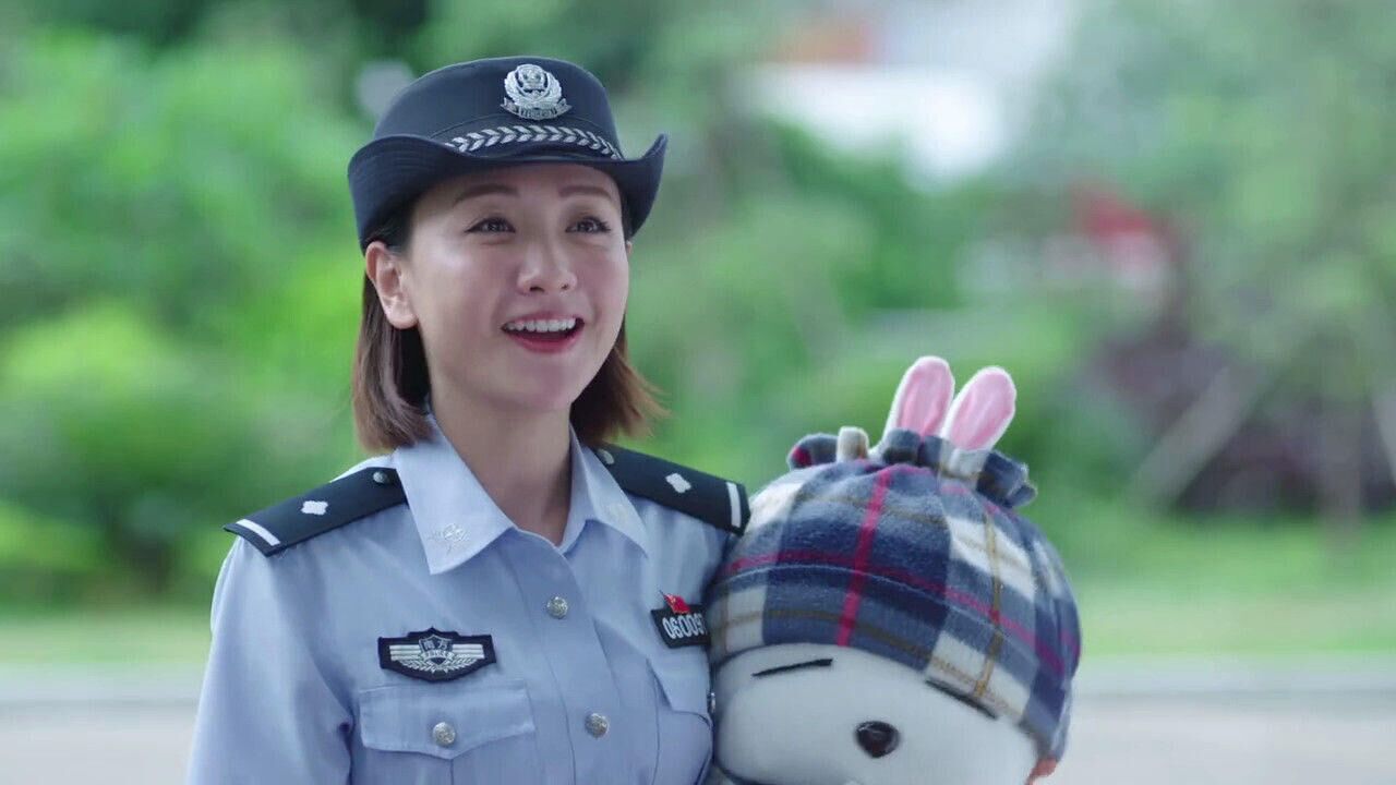 警犬来啦警花到派出所报到哪料随身带着毛玩具所长愣住了