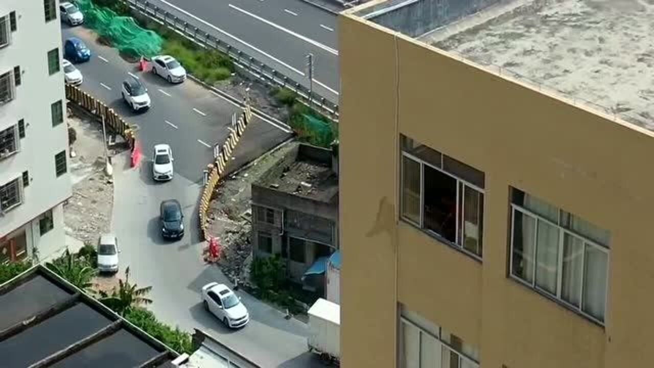 高速路旁的一户人家,汽车都得绕着过,这是我见过的最牛钉子户了