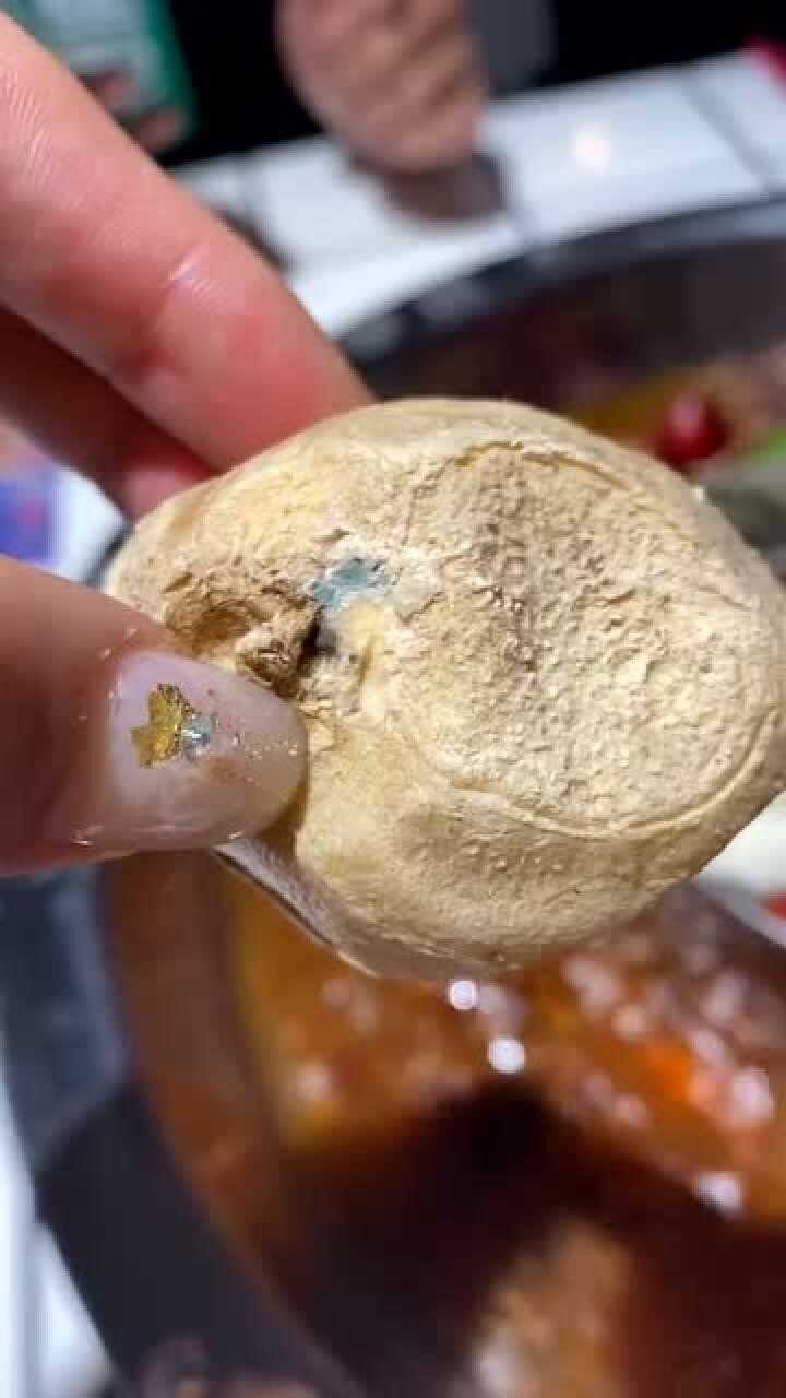 近日 陈赫的火锅店竟发现发霉的生姜!