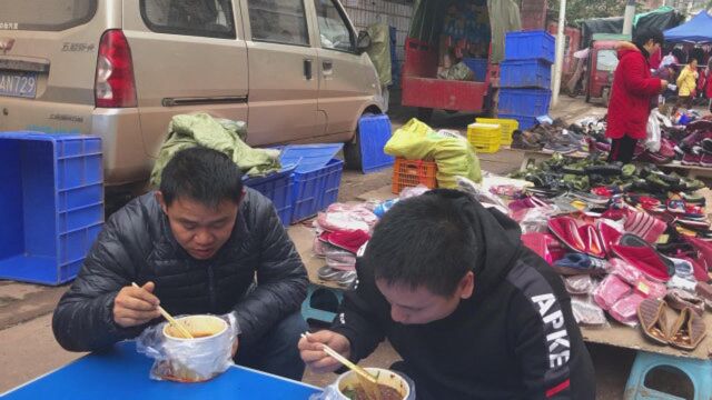 摆摊小队来到安岳县周礼镇,街上人多却没生意,刚好可以先吃早餐