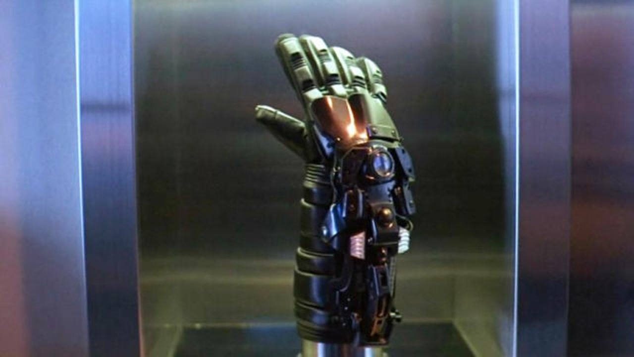 小伙获得一只拳神手套,从此拥有拳神的战斗力,一部科幻动作电影