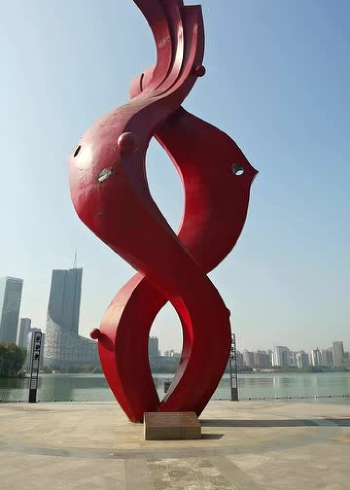 安徽合肥标志性建筑:天鹅湖鱼水情雕塑