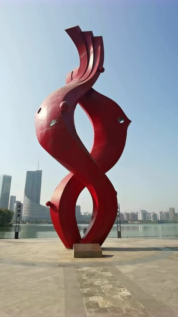 安徽合肥标志性建筑:天鹅湖鱼水情雕塑
