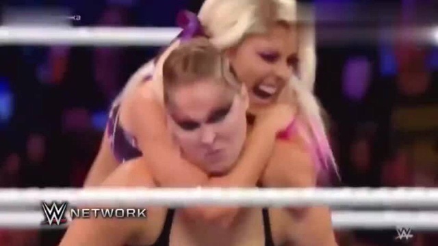 WWE:金发美女惨遭对手蹂躏,场面激烈!观众尖叫不断!