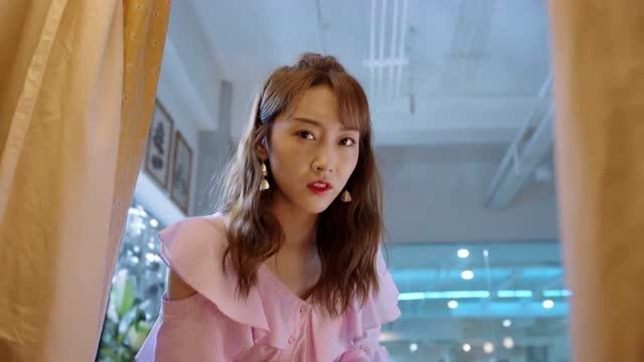 钱希西躺在自己小窝里发呆闺蜜面若桃花眼含春水