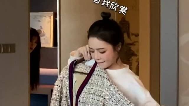 衣服太可怜了,被这样蹂躏,美女你放过它们吧!