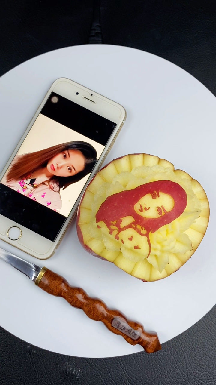 好兄弟结婚纪念日快到了雕个苹果送给他