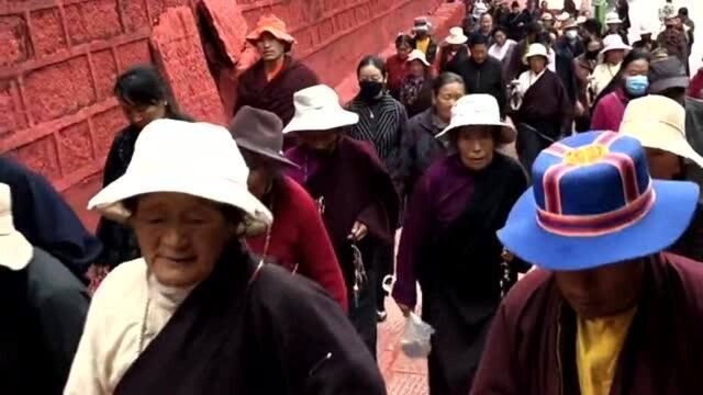 在西藏的德格印经院,洗印经版的朱砂水,不仅能祈福而且还能喝!