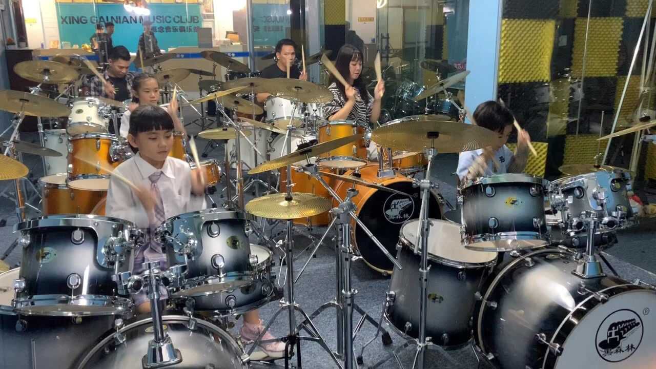 集体架子鼓演奏我恨我痴心,妞妞打架子鼓的状态真的很吸引人
