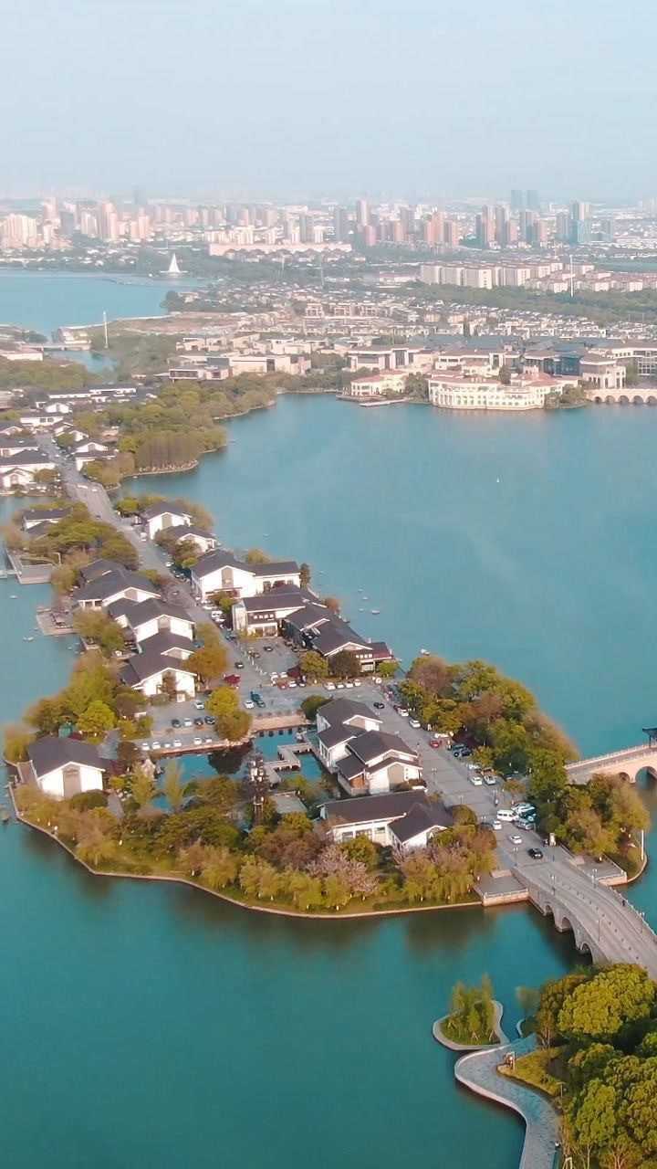 李公堤是苏州市金鸡湖中唯一的湖中长堤全长1400米系光绪年间元和县令