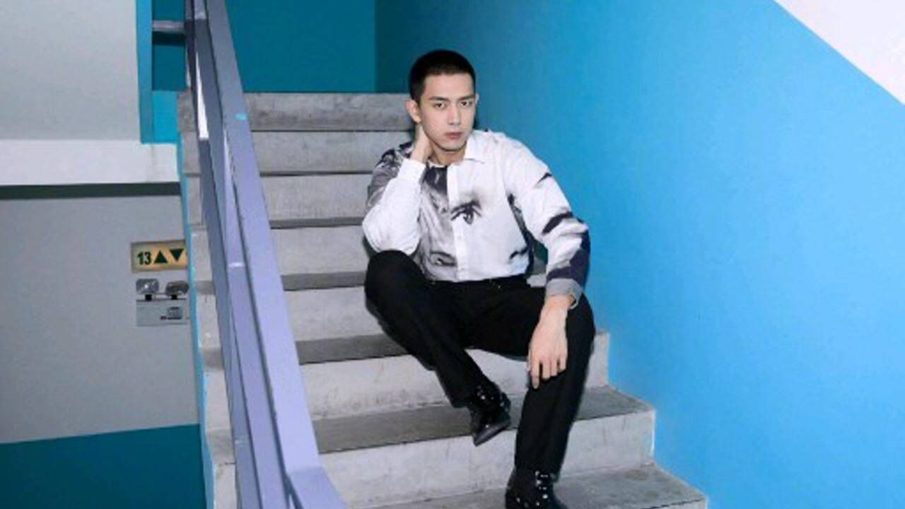 李现平头造型又酷又帅,大长腿让人羡慕