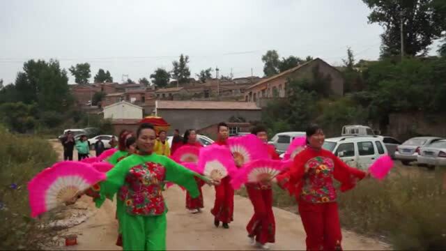 山西农村,一小伙正在迎亲,配上这首歌曲,蛮好听的