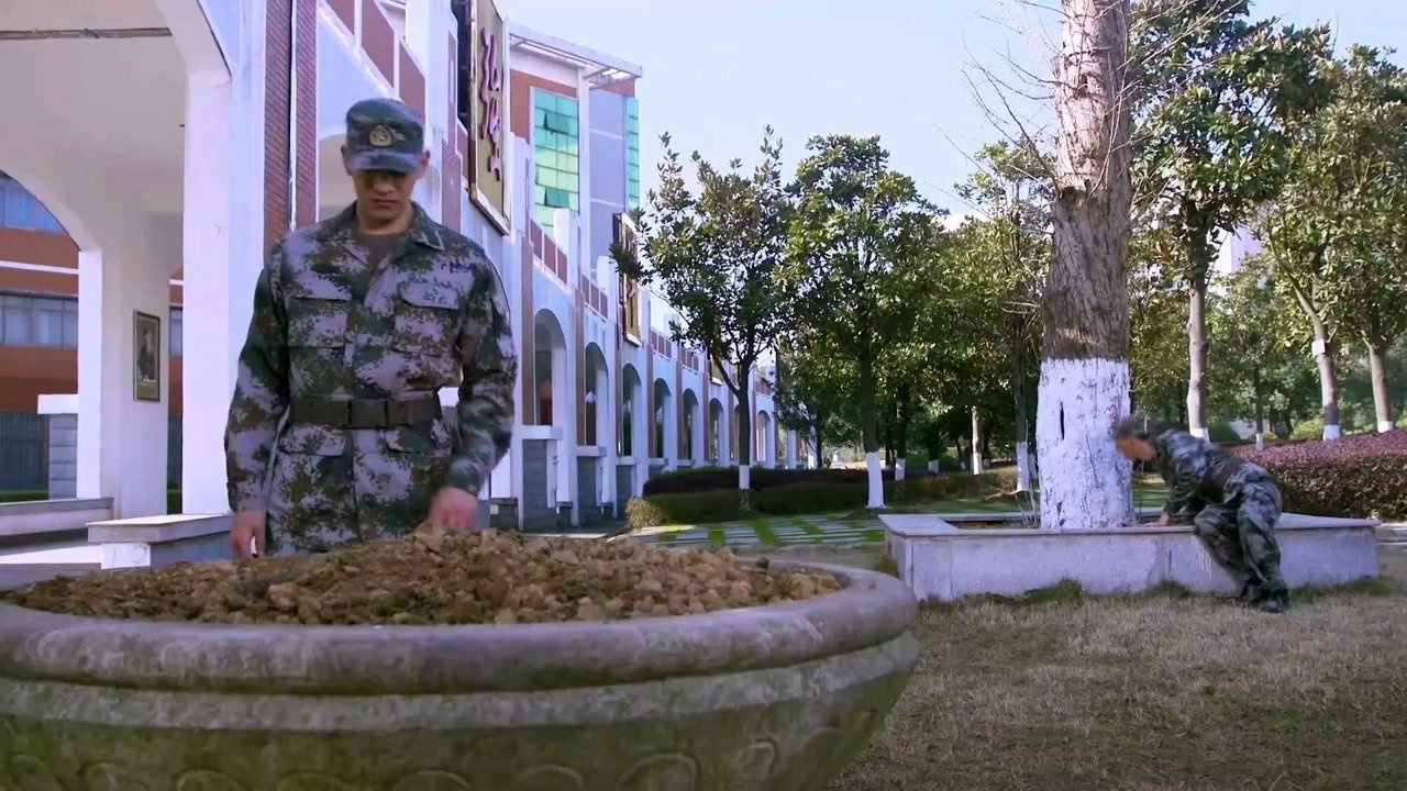 青春集结号任天行玩泥巴竟然发现六部手机范巴中直呼赚到了