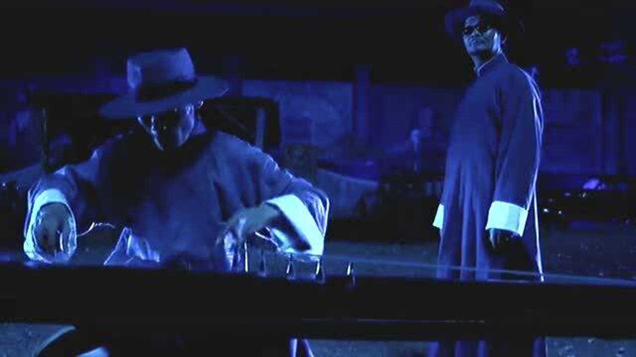 电影功夫中的经典场面两个弹琴的杀手太厉害了