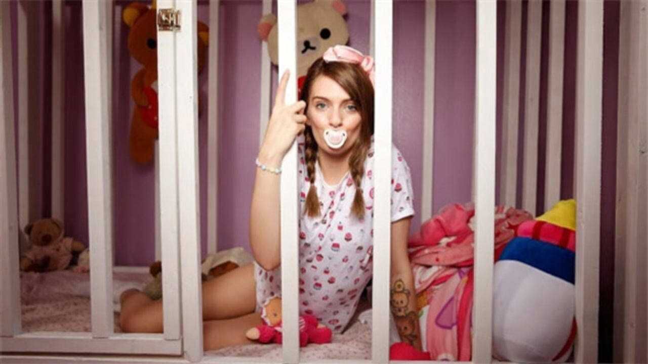 女子一年四季含奶嘴穿纸尿裤扮成婴儿模样只为摆脱童年阴影