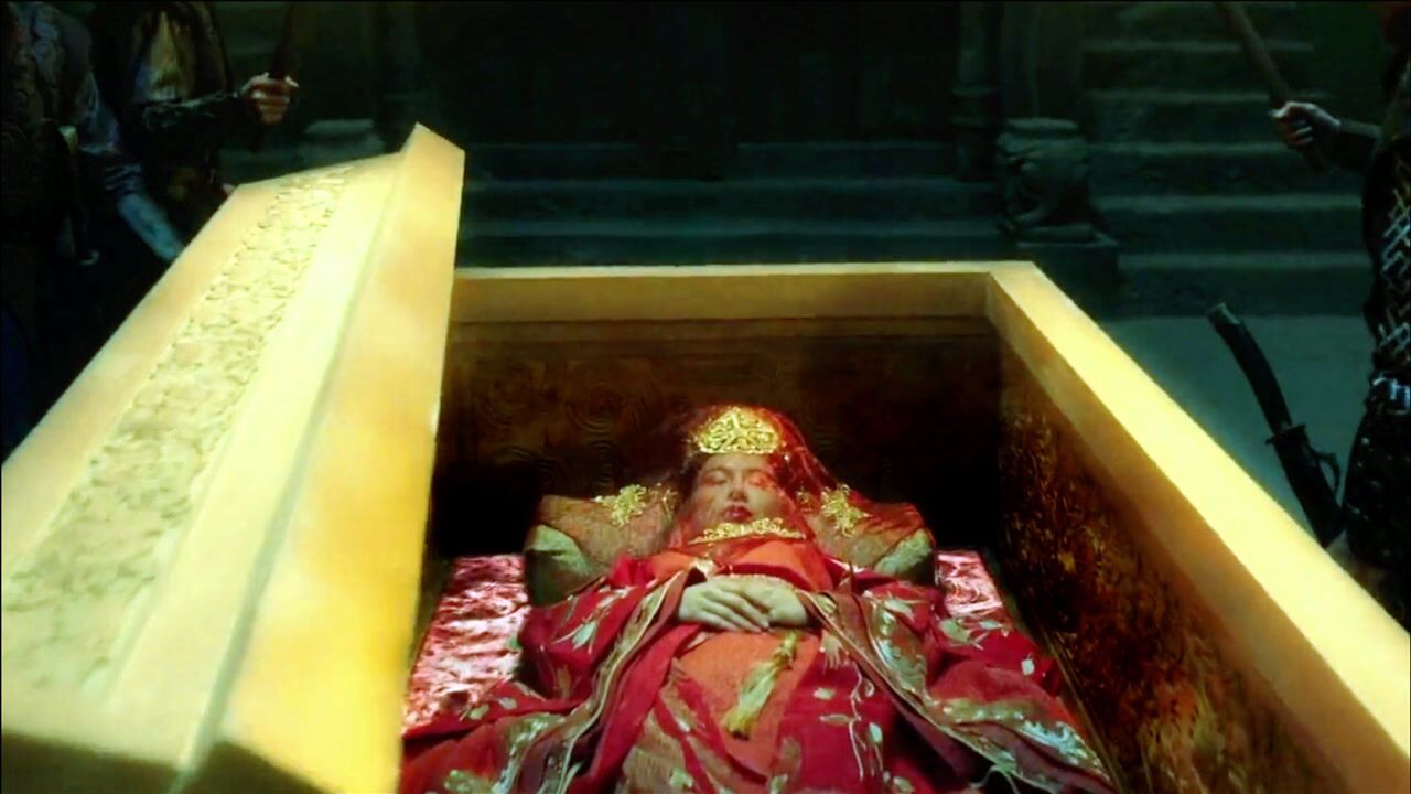 人们在古墓发现一口棺材,打开后女尸竟然复活了,《阴阳美人棺》