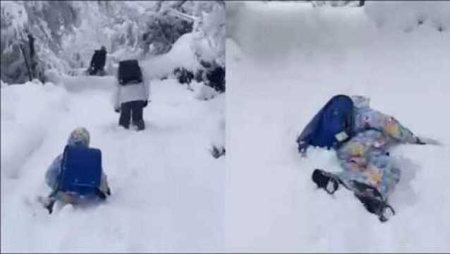 大雪后小学生的艰难上学路...在积雪中摔出个人形!