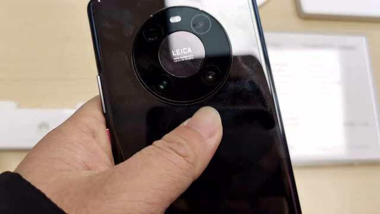 亲临华为专卖店,实拍华为mate40pro,黑色容易沾指纹!