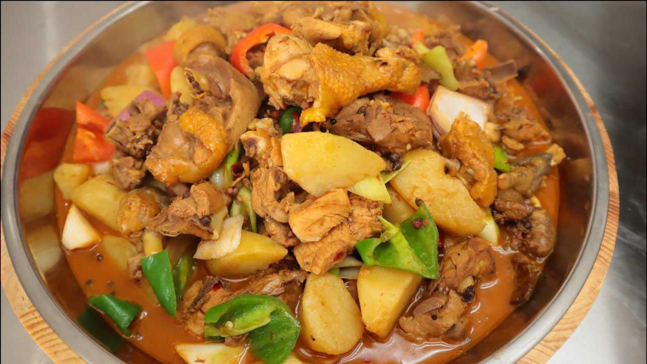 大厨教你大盘鸡正宗的做法鸡肉滑嫩麻辣鲜香好吃得停不下来