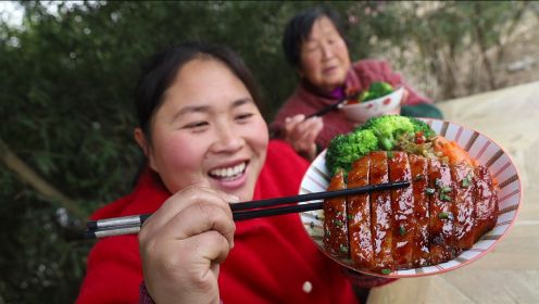 农村生活闲不住，胖妹捡柴把家富，还做份鸡排饭，奶奶夸她真能干