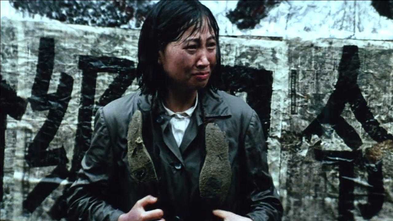 芙蓉镇李国香被以前的手下斗还让她挂上破鞋羞辱她活该了