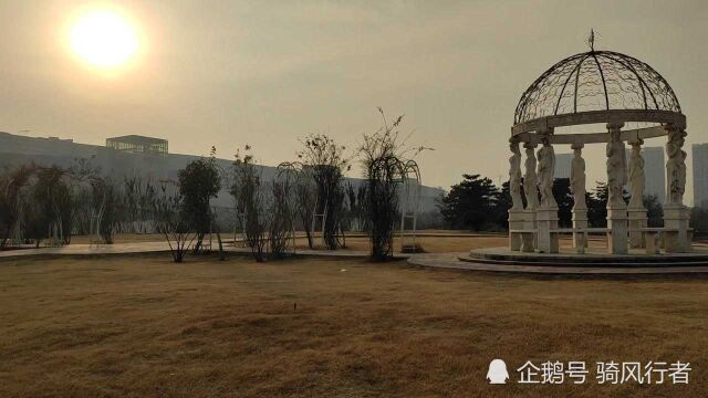 西安港务区有一座遗址公园,被华南城包围着,里面挺大还有薰衣草庄园