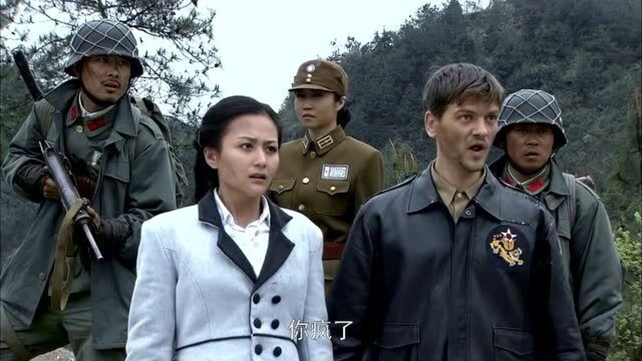 狼烟遍地国军被逼到悬崖连长命战士跳下去没想到下面有生机