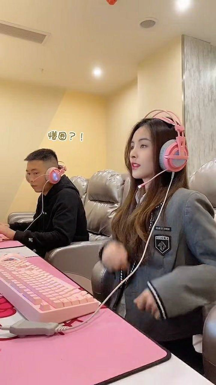 李思意2041啊:表妹说,月亮不睡你不睡,你是秃头小