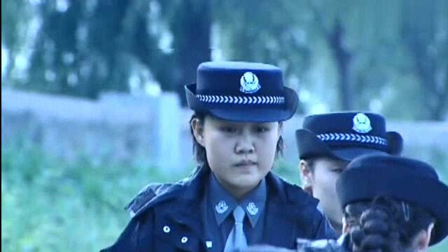 影视:美女逃出监狱,在警察的追捕下从容逃跑!