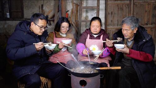 儿媳妇和农村婆婆同住，婆婆用铁锅炖大鹅，一家人围着吃真过瘾