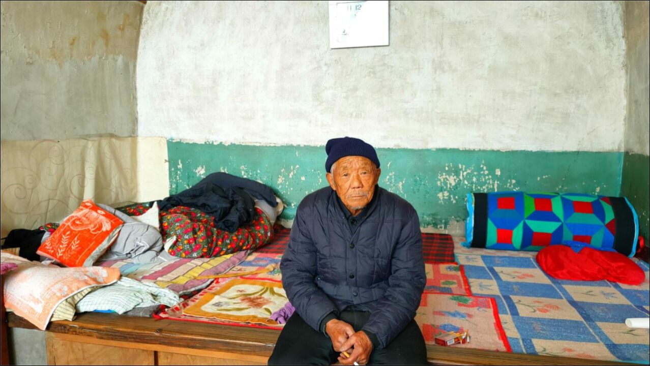 山西一个88岁的农村老人一个人住在阴冷的窑洞里他为啥哭了