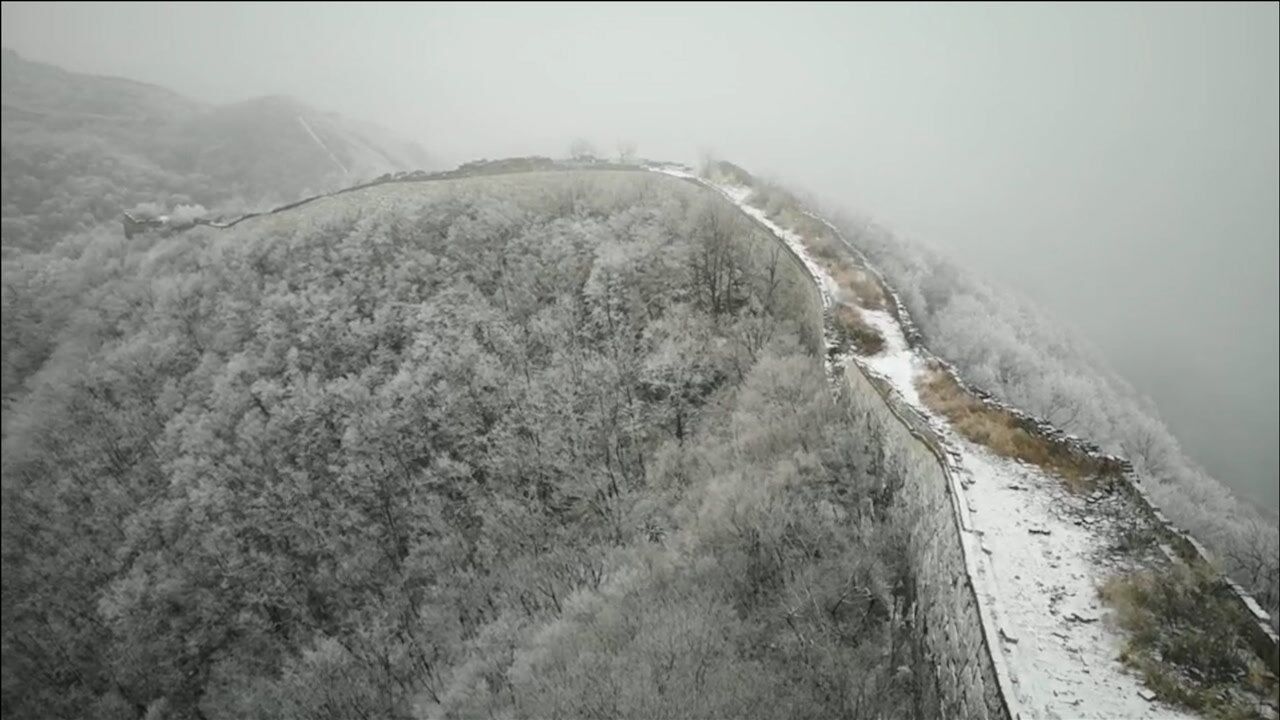 實拍北京箭扣長城2021年首場降雪白茫茫一片宛若仙境